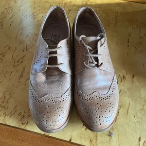 Oxford style dress shoes in a pale tan